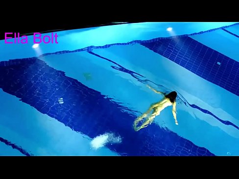 ❤️ Non podo deixar de mirar, unha moza loira que é sorprendida nadando espida na piscina do resort ELLA BOLT ️❌ Vídeo de sexo a nós gl.novoporn.ru