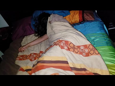 ❤️ Fillastro reprendendo á súa nova madrasta mentres ela dorme. ️❌ Vídeo de sexo a nós gl.novoporn.ru